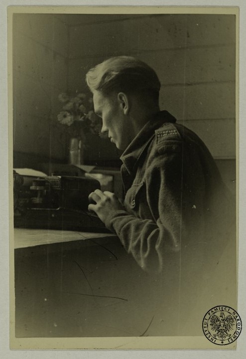 Paweł Ziaja w trakcie służby, 1946 rok. Na zdjęciu jest młody mężczyzna w mundurze pracujący przy urządzeniu łączności. Fotografia z zasobu Instytutu Pamięci Narodowej (archiwum osobiste Pawła Ziai - dar prywatny Marka Ziai).