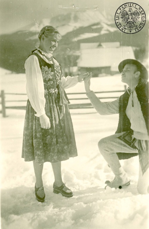 Lidia Lwow oraz Zygmunt Szendzielarz pozują do zdjęcia w strojach góralskich