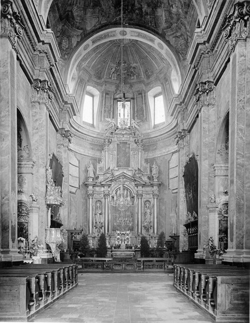 Wnętrze katedry pw. św. Jana Chrzciciela i św. Jana Ewangelisty w Lublinie w latach II wojny światowej. Widok z nawy głównej na ołtarz.
