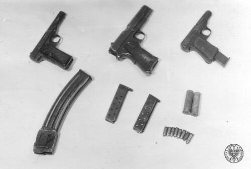Broń i amunicja należące do podporucznika Lucjana Minkiewicza „Wiktora”, w tym pistolet Browning M 1910/22 kaliber 7,65 milimetra, pistolet VIS wzór 1935 i Browning M 1910 kaliber 7,65 milimetra. Fotografia z zasobu Instytutu Pamięci Narodowej.