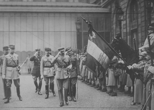 Naczelnika Państwa Józef Piłsudski podczas wizyty we Francji, w towarzystwie płk. sztabu generała Bolesława Wieniawy-Długoszowskiego (z prawej za Piłsudskim) i francuskich wojskowych przechodzi przed frontem Gwardii Republikańskiej w Paryżu. Po prawej stronie sztandar ufundowany przez generała Napoleona Bonaparte z napisem "Honeur et patrie" ("Honor i ojczyzna"), luty 1921 r. Fot. Ze zbiorów NAC