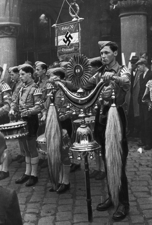 Koncert zespołu muzycznego Hitlerjugend „Steiermark” przed Sukiennicami w Krakowie, 1942 r. Fot. ze zbiorów NAC