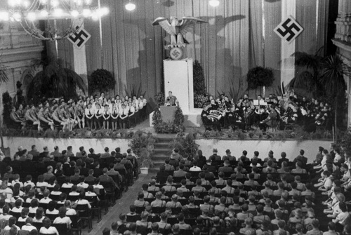 Konferencja Hitlerjugend „Młodzież i Książka”. Na mównicy przemawia Reichsjugendfuhrer Baldur von Schirach, 1939 r. Fot. ze zbiorów NAC