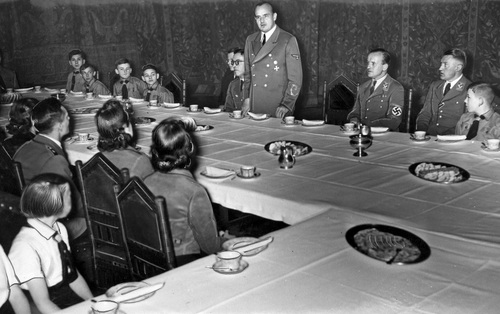 Młodzież z Hitlerjugend u gubernatora Hansa Franka, 1941 r. Fot. ze zbiorów NAC
