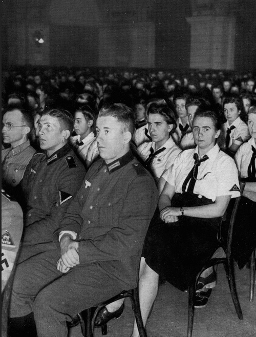 Zebranie dziewcząt ze Związku Dziewcząt Niemieckich (BDM) i członków Hitlerjugend pełniących służbę wojskową, 1940 r. Fot. ze zbiorów NAC