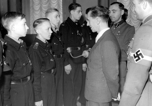 Joseph Goebbels przyjmuje w obecności Artura Axmanna chłopców z Hitlerjugend, 1942 r. Fot. ze zbiorów NAC