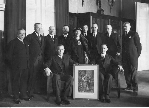 Róża Łubienska wśród przedstawicieli samorządu Krakowa podczas uroczystości wręczenia obrazu Augusta III Sasa nadburmistrzowi Drezna, 1935 r. Fot. ze zbiorów NAC