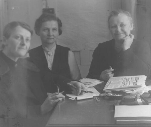 Od prawej: Róża Łubienska, Hanna Chrzanowska, Maria Starowieyska. Fot. Centralne Archiwum Pielęgniarstwa Polskiego