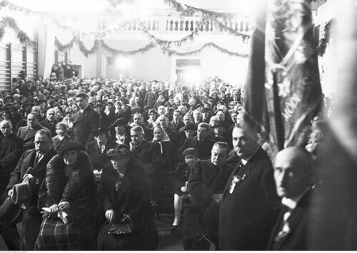 Sala „Sokoła”. Róża Łubieńska (kobieta siedząca pierwsza z prawej) na uroczystosciach 25-lecia kaplaństwa ks. Bogdana Niemczyńskiego, 1934 r. Fot. ze zbiorów NAC