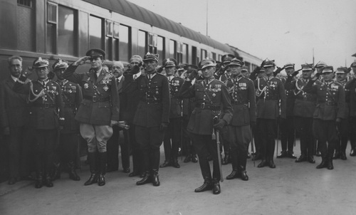 Moment odegrania hymnu państwowego podczas wizyty w Polsce szefa sztabu generalnego armii amerykańskiej gen. Douglasa MacArthura (4. z lewej). Widoczni również m.in.: gen. Janusz Gąsiorowski (2. z lewej) i gen. Czesław Jarnuszkiewicz (3. z lewej), wrzesień 1939 r. Fot. ze zbiorów NAC