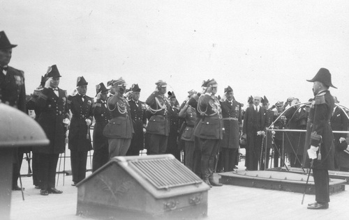 Moment wykonania hymnu państwowego podczas promocji oficerów na pokładzie ORP "Bałtyk". Widoczni m.in. komandor Józef Unrug (1 z prawej) i gen. Stanisław Burhardt-Bukacki (z przodu wśród salutujących), 1937 r. Fot. ze zbiorów NAC