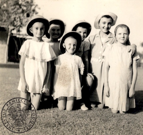 Dzieci polskie w drodze do sierocińca w Balachadi. Zdjęcie pochodzące ze znajdującego się w zasobie Archiwum IPN w Warszawie zespołu <i>Koło Polaków z Indii 1942-1948</i>