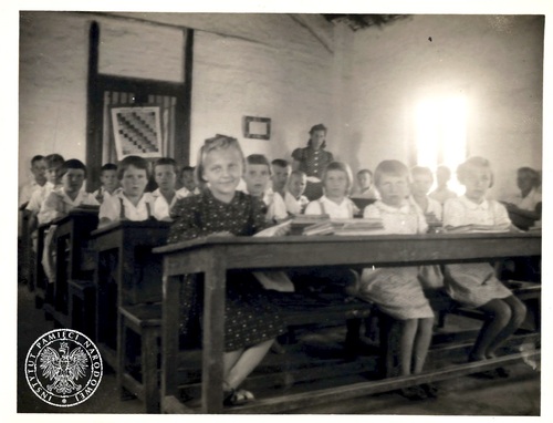 Osiedle dzieci polskich w Balachadi koło Jamnagaru, wychowankowie sierocińca w Balachadi. Zdjęcie pochodzące ze znajdującego się w zasobie Archiwum IPN w Warszawie zespołu <i>Koło Polaków z Indii 1942-1948</i>