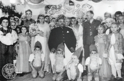 Dzieci z maharadżą w czasie przedstawienia. Zdjęcie pochodzące ze znajdującego się w zasobie Archiwum IPN w Warszawie zespołu <i>Koło Polaków z Indii 1942-1948</i>