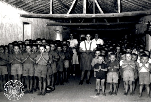 Dzieci w czasie modlitwy. Zdjęcie pochodzące ze znajdującego się w zasobie Archiwum IPN w Warszawie zespołu <i>Koło Polaków z Indii 1942-1948</i>