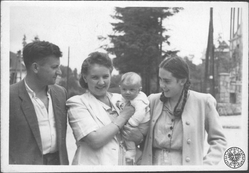 Łukasz Ciepliński z żoną Jadwigą (Wisią), synkiem Andrzejem oraz Anną Górską (córką chrzestną Jadwigi) na wakacjach. Zakopane, lipiec 1947 r. Zdjęcie pochodzi z kolekcji przekazanej do zasobu AIPN przez p. Marka Grzesiaka