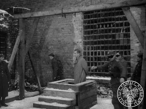 Kadr z filmu przedstawiający próbę wykonania egzekucji na Ludwigu Fischerze