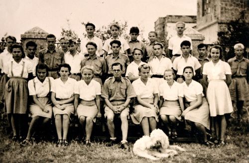 Bogdan Czaykowski (stoi trzeci od lewej w górnym rzedzie) w grupie uczniów pierwszej klasy gimnazjum przed budynkiem szkoły, Osiedle Dzieci Polskich w Balachadi, 1946 r. Fot. z zasobu AIPN