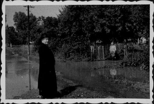 Bp Karol Pękala odwiedzający powodzian, prawdopodobnie 1960 r. Reprodukcja Archiwum IPN