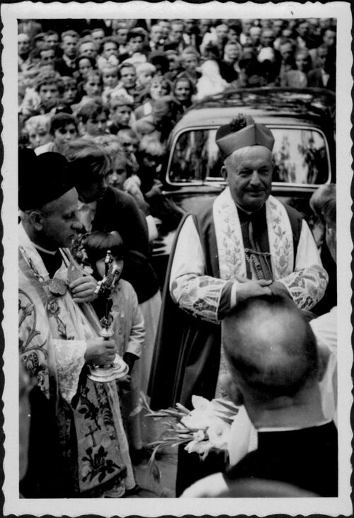 Bp Karol Pękala podczas uroczystości poświęcenia organów w kościele parafialnym w Biesiadkach, 1962 r. Reprodukcja Archiwum IPN