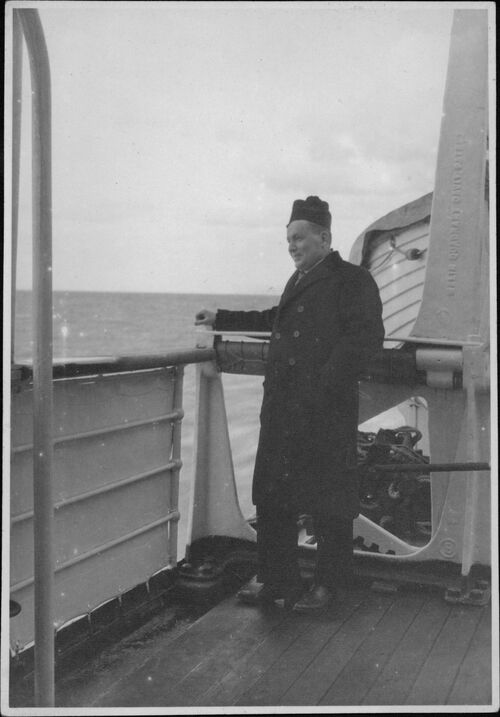 Dyrektor Krajowej Centrali Caritas ks. Karol Pękala w czasie podróży do USA, 1946 r. Reprodukcja Archiwum IPN