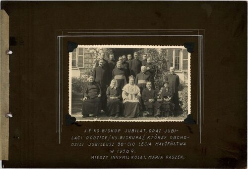 Karta z albumu fotograficznego wykonanego na pamiątkę jubileuszu 25-lecia kapłaństwa bp. Karola Pękali, obchodzonego w 1953 r. w rodzinnej parafii w Grybowie. Reprodukcja Archiwum IPN