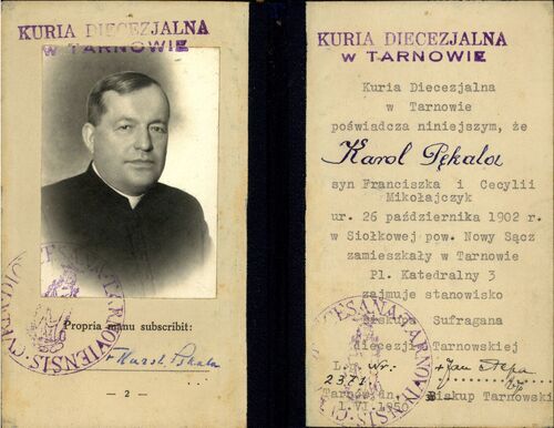 Legitymacja służbowa bp. Karola Pękali z 1950 r. Reprodukcja Archiwum IPN