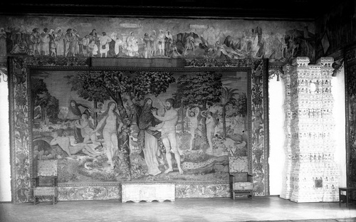 Fragment Sali Poselskiej w Zamku na Wawelu, 1927 r. Na ścianie arras jagielloński przedstawiający Adama i Ewę w raju. W kącie piec kaflowy z zamku w Wiśniowcu, u góry fryz przedstawiający scenę z życia człowieka i fragment stropu kasetonowego. Fot. ze zbiorów NAC