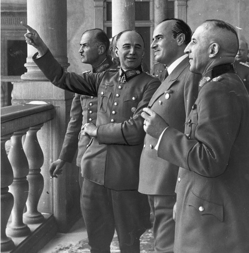 Niemieccy generałowie z wizytą u okupacyjnego gubernatra Hansa Franka na Wawelu. Fot. ze zbiorów NAC