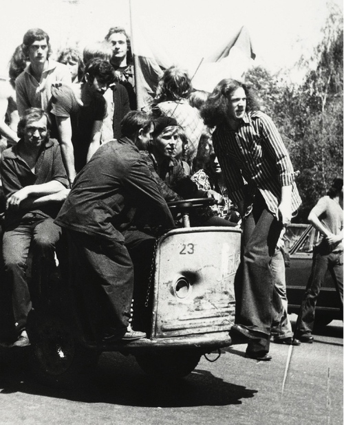 Zdjęcie przedstawiające protestujących robotników w Radomiu 25 czerwca 1976 roku. Za kierownicą wózka akumulatorowego Dariusz Markowski (fot. IPN)