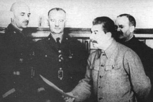 Generał i zbrodniarz. Spotkanie Władysława Andersa z Józefem Stalinem