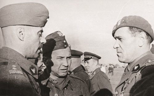 Gen. Władysław Anders rozmawia z płk. Leopoldem Okulickim i gen. Zygmuntem Szyszko-Bohuszem, ZSRS, 1942 r. Fot. z zasobu AIPN
