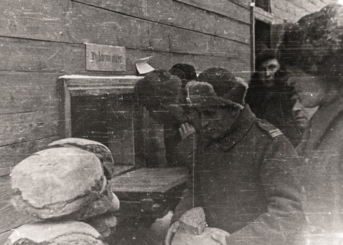 Wydawanie chleba żołnierzom w jednym z obozów Armii Polskiej w ZSRS, 1941 lub 1942 r. Fot. z zasobu NAC