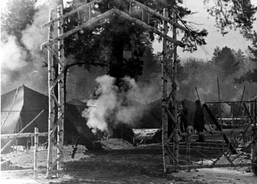 Drewniana brama i namioty w Tockoje (1941 - 1942). Fot. ze zbiorów NAC