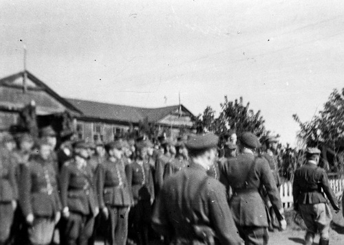 Oficerowie i żołnierze przed kaplicą w Tockoje (1941 - 1942). Fot. ze zbiorów NAC