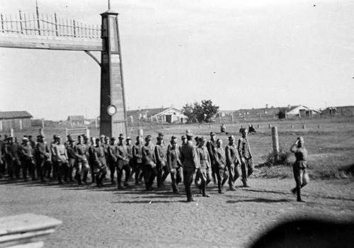Defilada polskich żołnierzy w Tockoje (1941 - 1942). Fot. ze zbiorów NAC