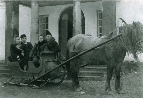 Kazimierz Marcinkiewicz z żoną Ireną - po lewej - i bratem Mieczysławem z żoną przed domem rodzinnym, zima 1945/1946