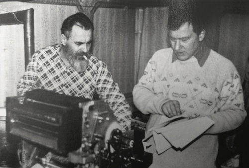 Dwóch mężczyzn przy maszynie drukarskiej