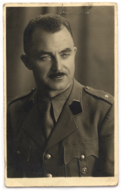 Ppor. hm Ignacy Płonka w mundurze wojskowym; na lewej  kieszeni krzyż harcerski, Palestyna 1942 r. Fot. ze zbiorów autora