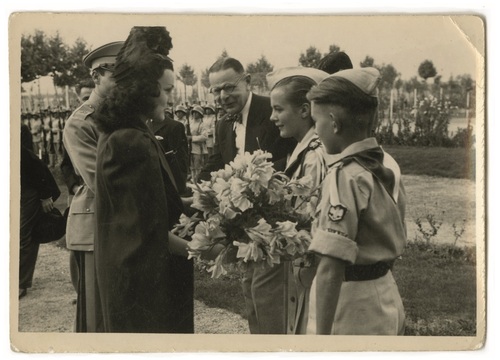 Szachini Iranu (Persji) Farah Pahlawi otrzymuje kwiaty od polskich harcerek, Teheran 1943 r. Fot. ze zbiorów autora