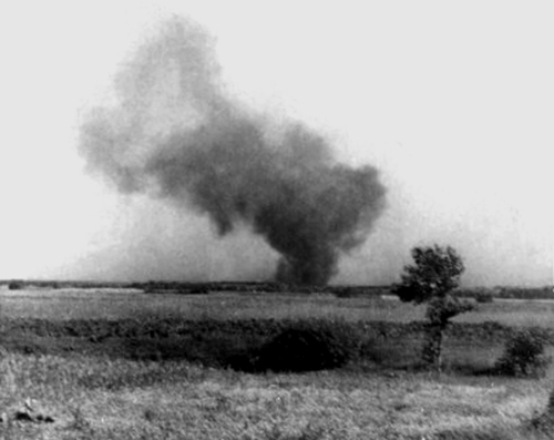 Zdjęcie podpalonego w czasie buntu obozu zagłady w Treblince wykonane  przez kolejarza Franciszka Ząbeckiego, sierpień 1943 r. Fot. Domena Publiczna