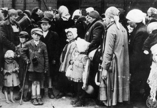 Kobiety i dzieci z transportu Żydów z Węgier na rampie bocznicy kolejowej w obozie zagłady KL Auschwitz-Birkenau, maj 1944 r. Fot. z zasobu AIPN