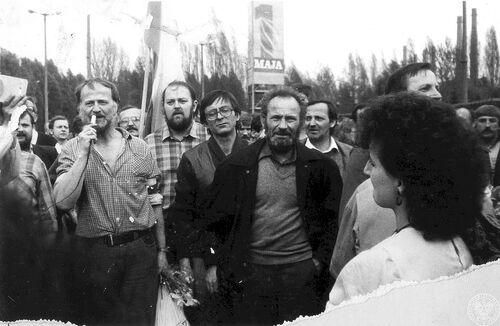 Manifestacja pracowników kombinatu Huta im. Lenina, 1 maja 1988. Fot. z zasobu AIPN