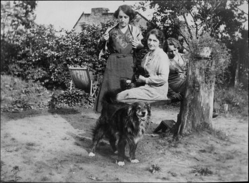 Jadwiga Seifert w towarzystwie niezidentyfikowanych kobiet