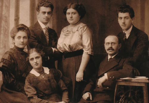 Pozowana fotografia rodzinna - Zofia i Mikołaj Szletyńscy, ich córki oraz synowie, Stefan, po lewej i Jerzy, po prawej.
