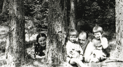 Czarno białe zdjęcie rodziny wykonane w lesie