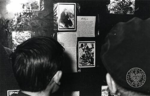 Fotografia przedstawia gablotę - ustawioną na dworcu w Poznaniu - w której Solidarność umieściła materiały związane z mordem katyńskim.