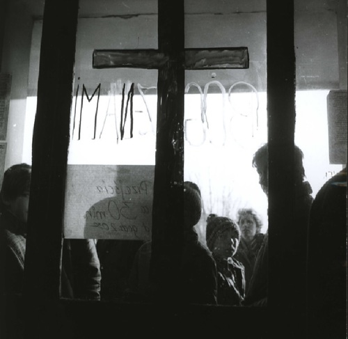 Zdjęcie wykonane przez Służbę Bezpieczeństwa w czasie protestu w grudniu 1984 r. Fot. ze zbiorów AIPN