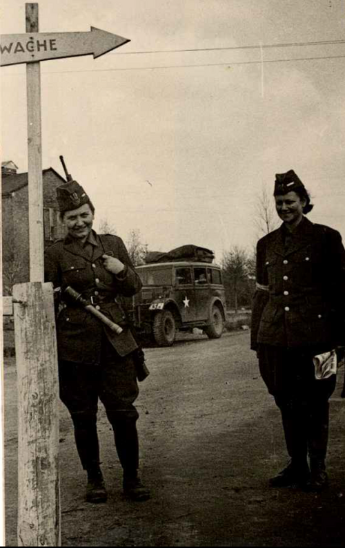 Dwie anonimowe kobiety w wyzwolonym obozie jenieckim dla żołnierek Armii Krajowej z powstania warszawskiego Stalag VI-C Oberlangen. Fot. ze zbiorów AIPN