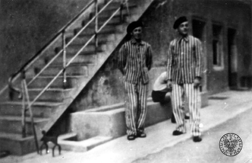 Fragment baraku 46, przy wejściu koryta do obmywania obuwia. Na zdjęciu: Stanisław Fudali (pierwszy od prawej) oraz Zygmunt Jastrzębski. KL Buchenwald, 1945 r.